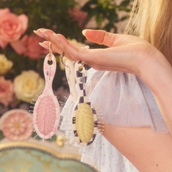 Wet Brush x MacKenzie Childs Keychain
Detangler Hair Brush - Rosy Check - Picture 5 of 7